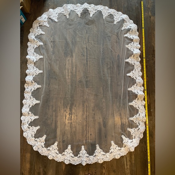 Lace trim fingertip veil - Picture 3 of 3